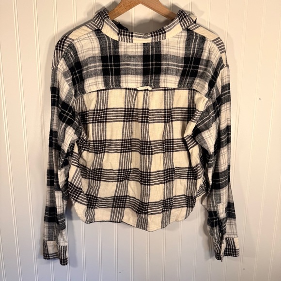 American Eagle Women’s Black & White Plaid Flannel Cropped Button Down Size M - Picture 4 of 10